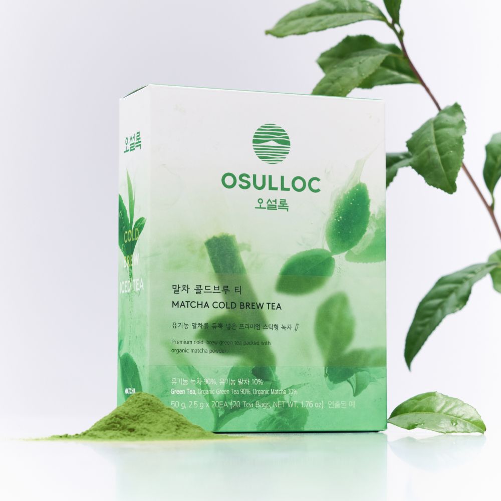 Boîte OSULLOC Matcha Cold Brew Tea avec feuilles de thé vert et tas de poudre de matcha