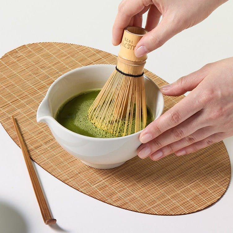 Préparation du matcha au fouet en bambou