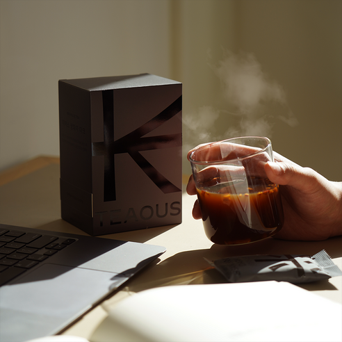 Élixir Traditionnel Ssanghwa Dark boite et main avec tasse