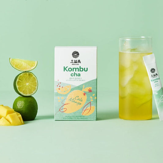 Boîtes de Kombucha OSULLOC Calamango et Apple Pink avec des verres de boisson pétillante fraîche et des fruits coupés.
