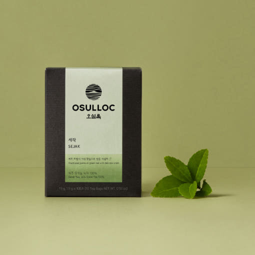 Boîte verte OSULLOC Sejak Tea avec des feuilles de thé vert fraîches