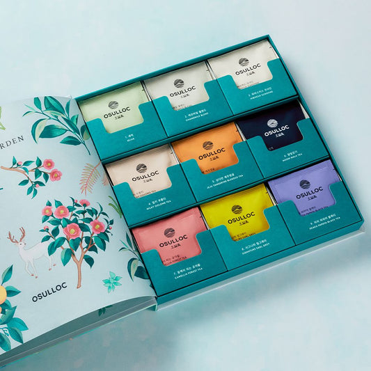 Coffret illustré OSULLOC Tea Garden Set 2025 montrant les jardins de thé et l'assortiment intérieur de sachets colorés.