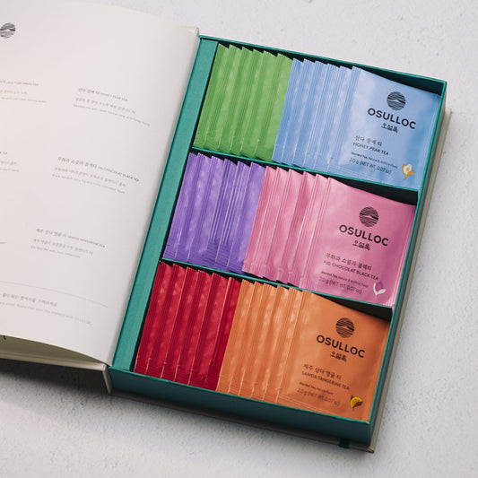 Coffret beige ouvert OSULLOC Tea Variation O présentant 6 rangées de sachets de thés colorés.