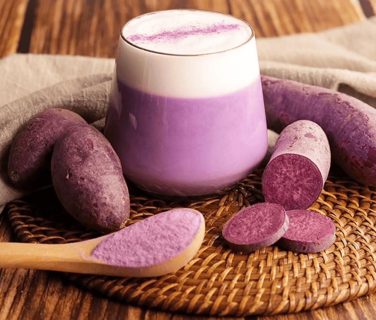 Purple Sweet Potato Latte (Goguma) tasse avec patate douce a cote