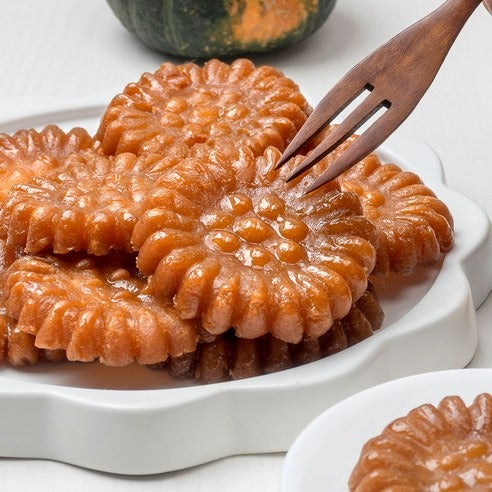 Yakgwa Artisanal au Potiron et Miel dans une assiette
