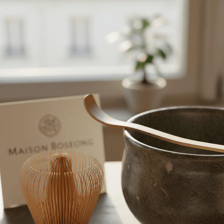 Sélection d'accessoires thé coréen artisanaux de la Maison Boseong incluant bol en grès et fouet en bambou.