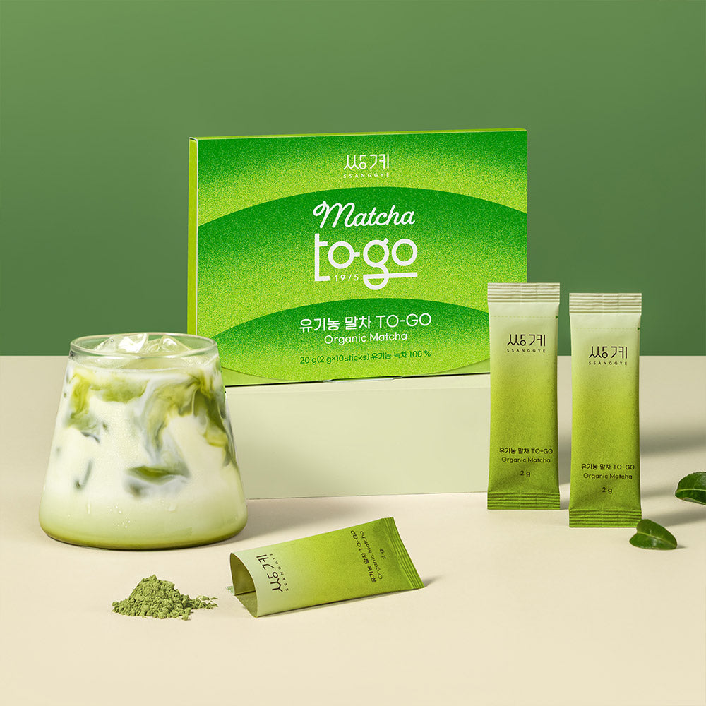 Boîte de sticks de matcha avec matcha latte glacé
