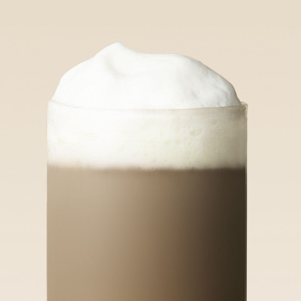 Verre de latte hojicha avec mousse de lait onctueuse