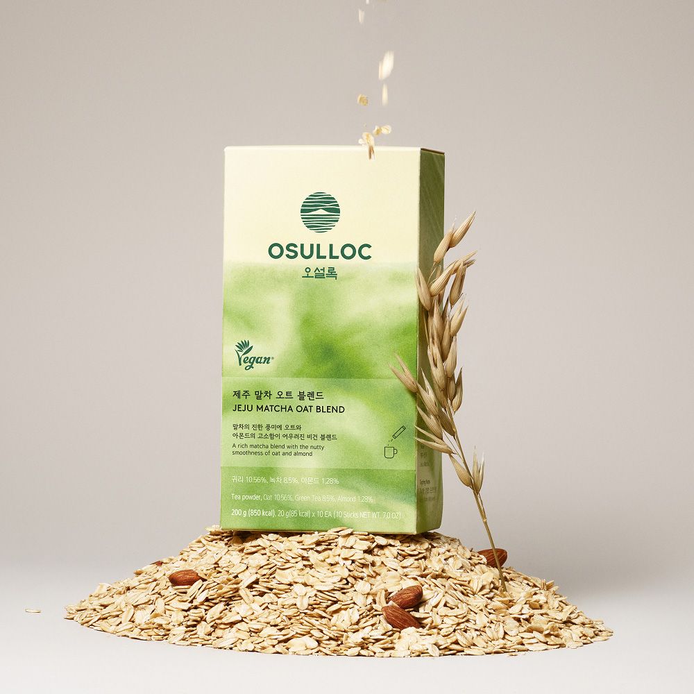 Boîte OSULLOC Matcha Oat Blend posée sur des flocons d'avoine et des amandes