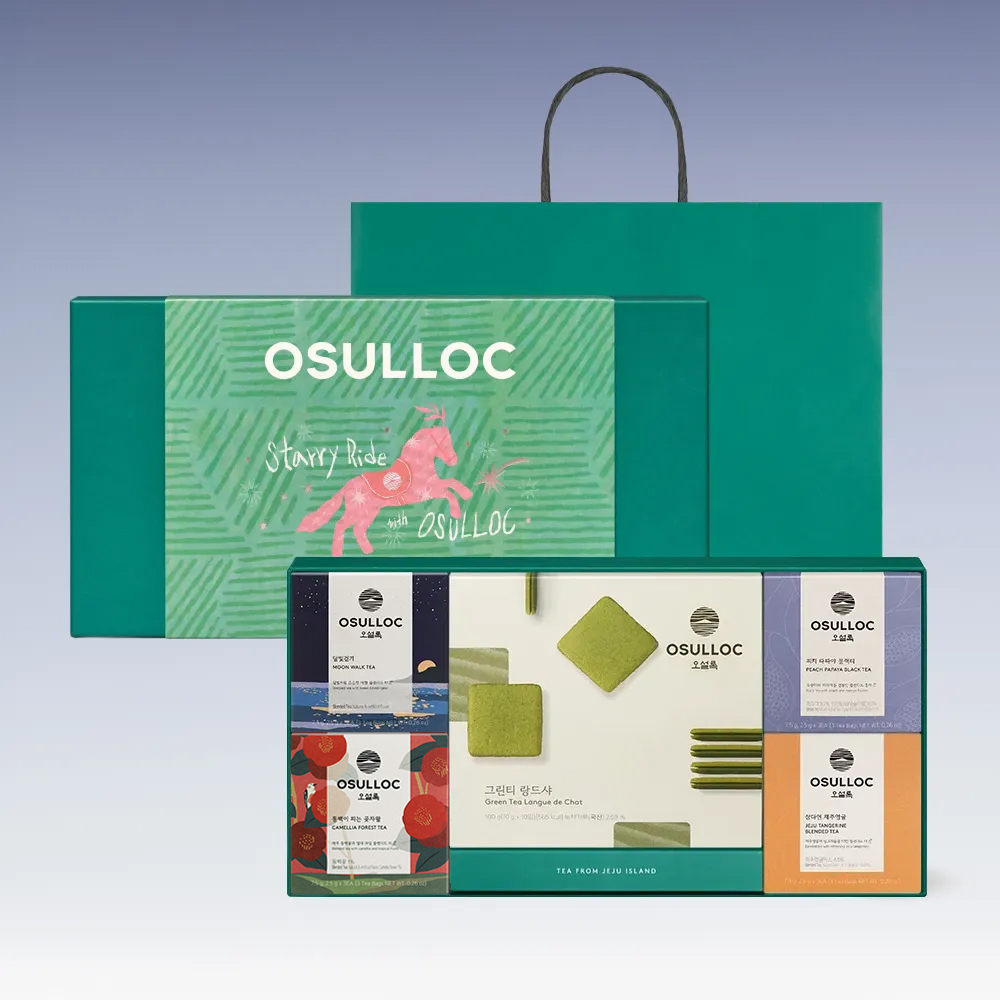 Coffret vert Starry Ride OSULLOC ouvert présentant thés et biscuits avec sac cadeau assorti.