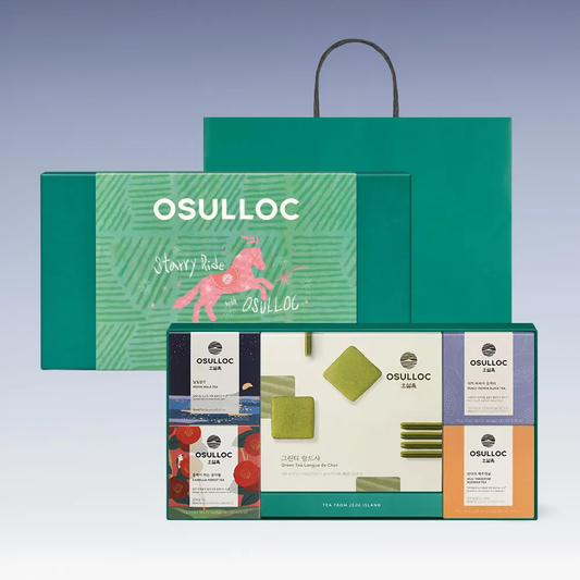 Coffret vert Starry Ride OSULLOC ouvert présentant thés et biscuits avec sac cadeau assorti.
