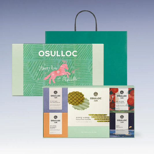 Coffret Starry Ride OSULLOC New Year's Packaging Waffle Best Tea ouvert montrant les thés Moon Walk, Camellia, Peach Papaya, Jeju Tangerine et les gaufrettes au thé vert.