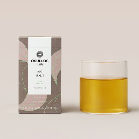 Boîte OSULLOC Jeju Hojicha et verre de thé vert torréfié doré