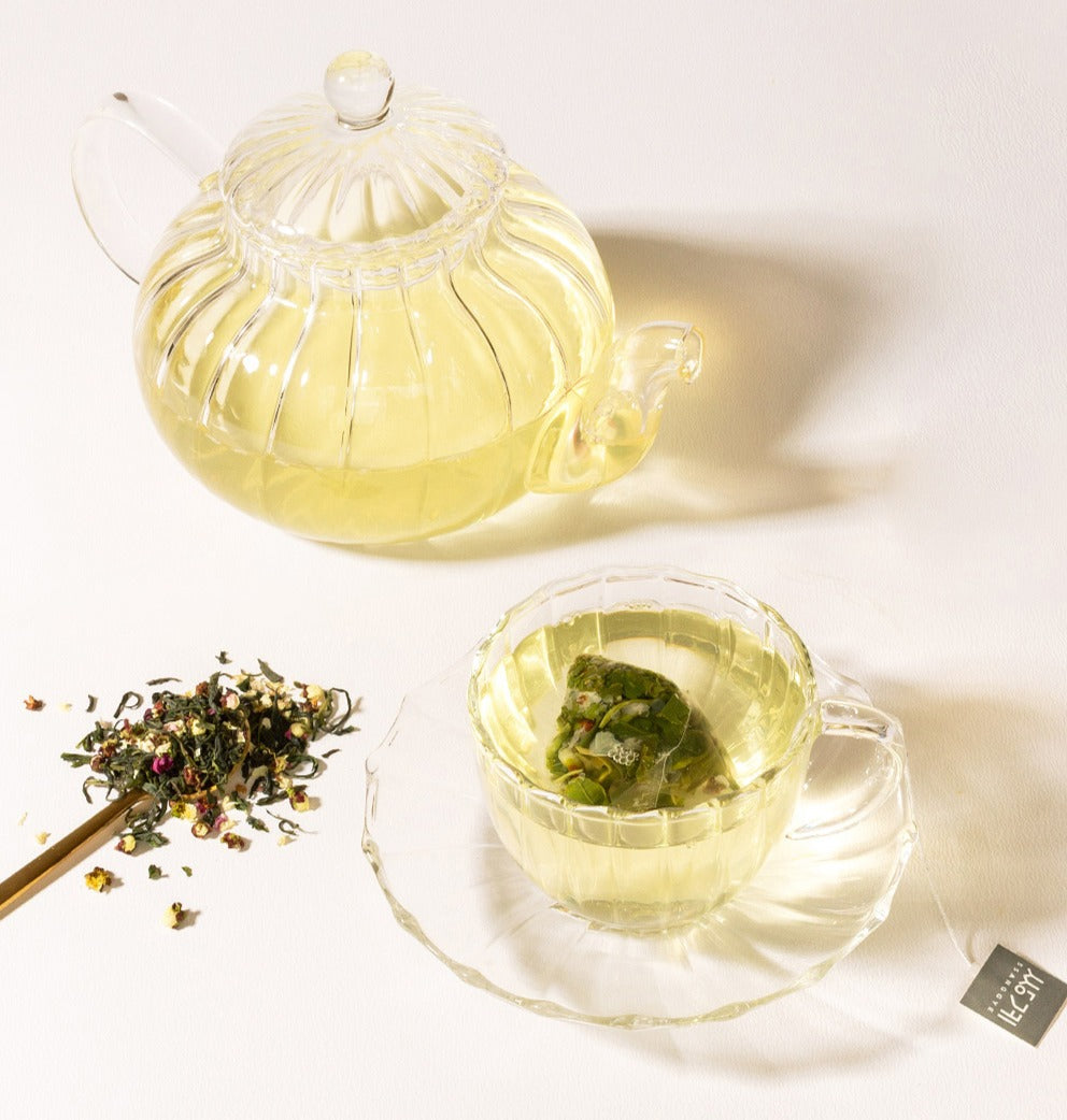 Thé vert Jakseol infusé dans une tasse en verre