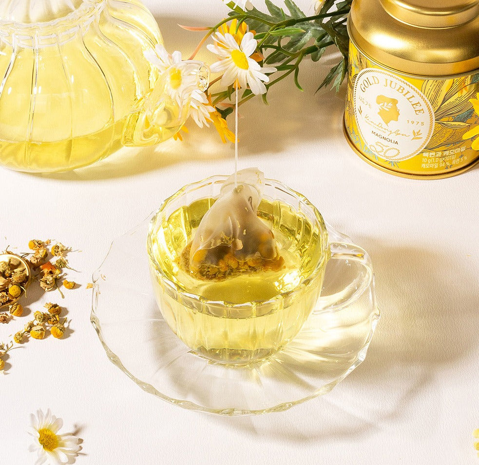 Infusion Magnolia et Camomille dans une tasse en verre