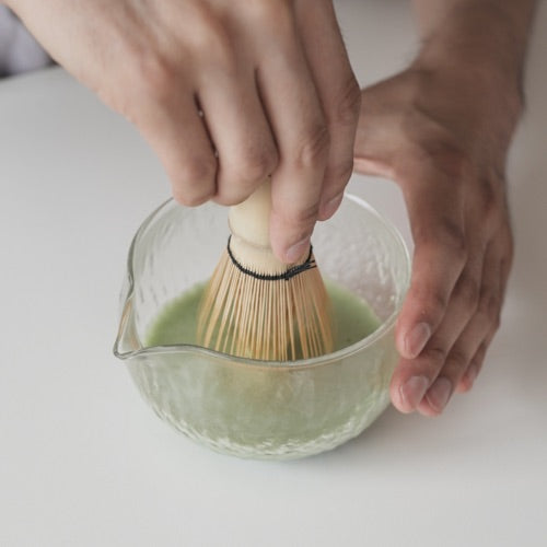 Bol en Verre pour Matcha Mulgyeol | Magpie & Tiger avec main 