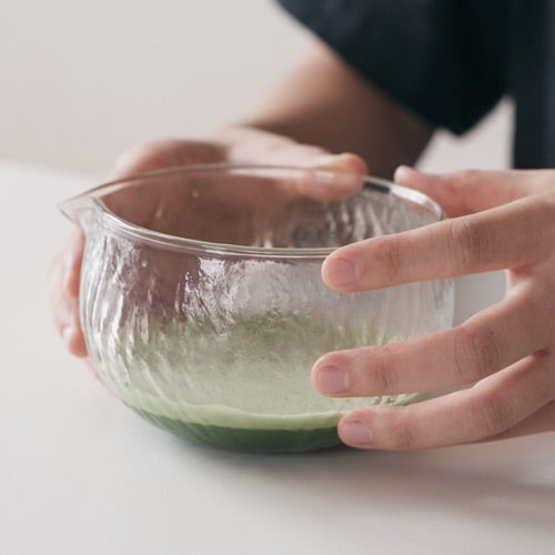 Bol en Verre pour Matcha Mulgyeol | Magpie & Tiger avec main et matcha