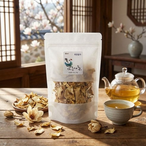 Infusion Artisanale Mokryeon Fleurs de Magnolia Bio  sachet sur table et fleurs