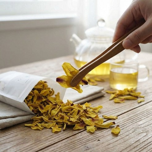 Infusion Artisanale Mokryeon Fleurs de Magnolia Bio  sachet et main