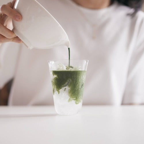 Magpie et Tiger Matcha Cérémoniel dans un verre