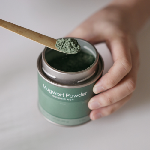 Mugwort Matcha Magpie & Tiger 40g boite avec cuillere et main 