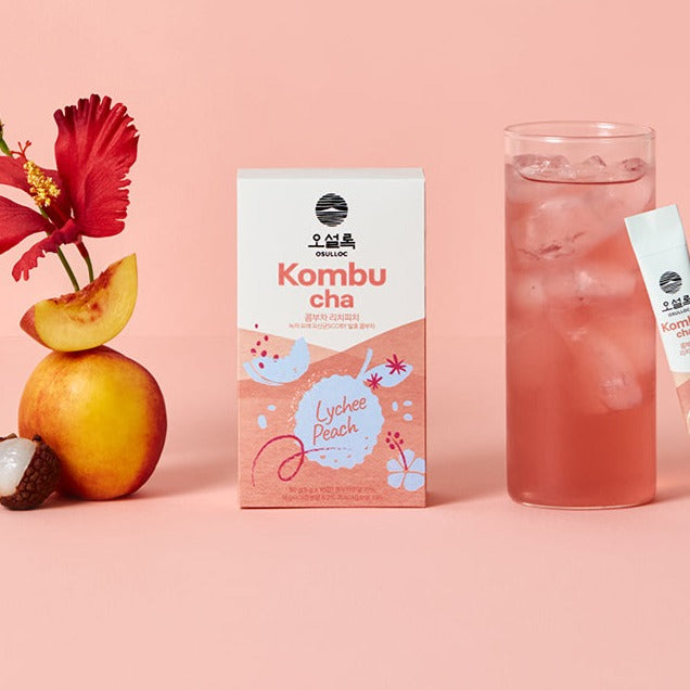 Sachets et verres de kombucha glacé OSULLOC saveurs mangue et pêche avec des fruits frais. fond rose