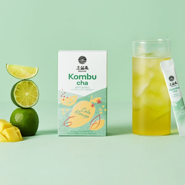 Sachets et verres de kombucha glacé OSULLOC saveurs mangue et pêche avec des fruits frais.