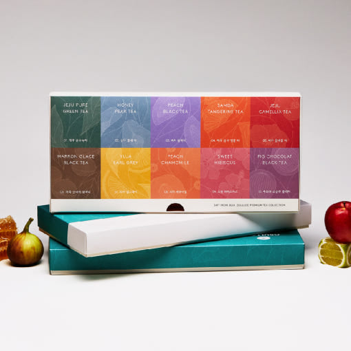 Grand coffret ouvert OSULLOC montrant 40 sachets de thé colorés organisés par saveurs dans un écrin blanc élégant.