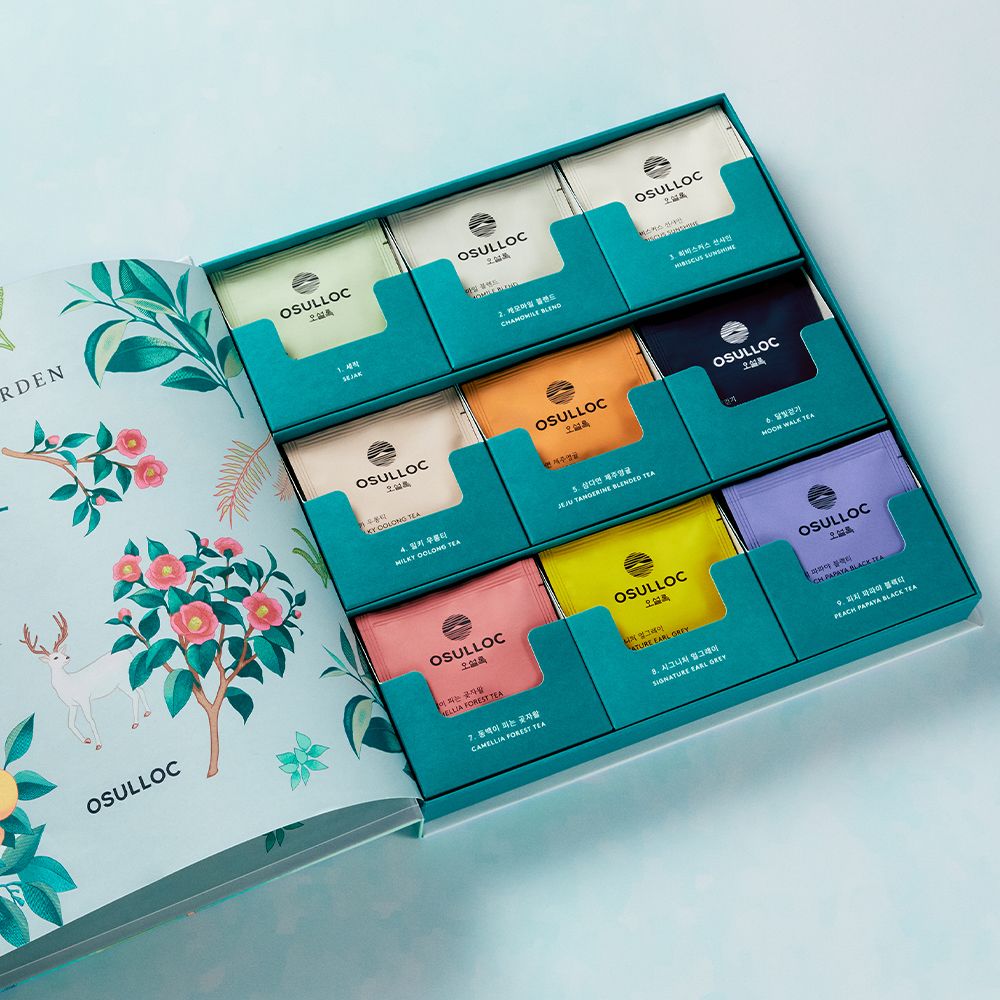 Coffret illustré OSULLOC Tea Garden Set 2025 montrant les jardins de thé et l'assortiment intérieur de sachets colorés.