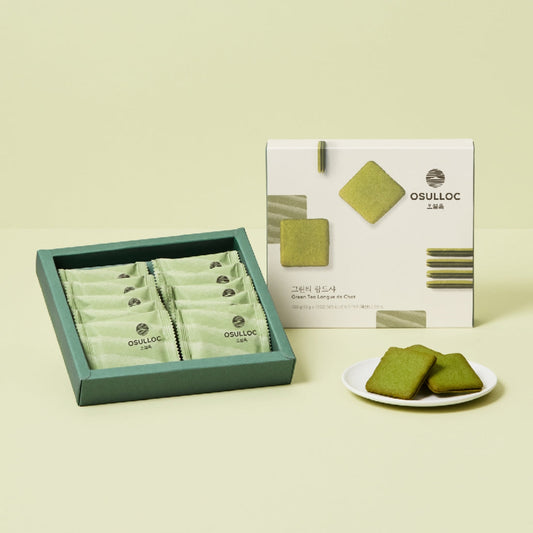 boite blanche Biscuits Langues de Chat OSULLOC vert clair avec leurs emballages individuels sur fond vert pastel.