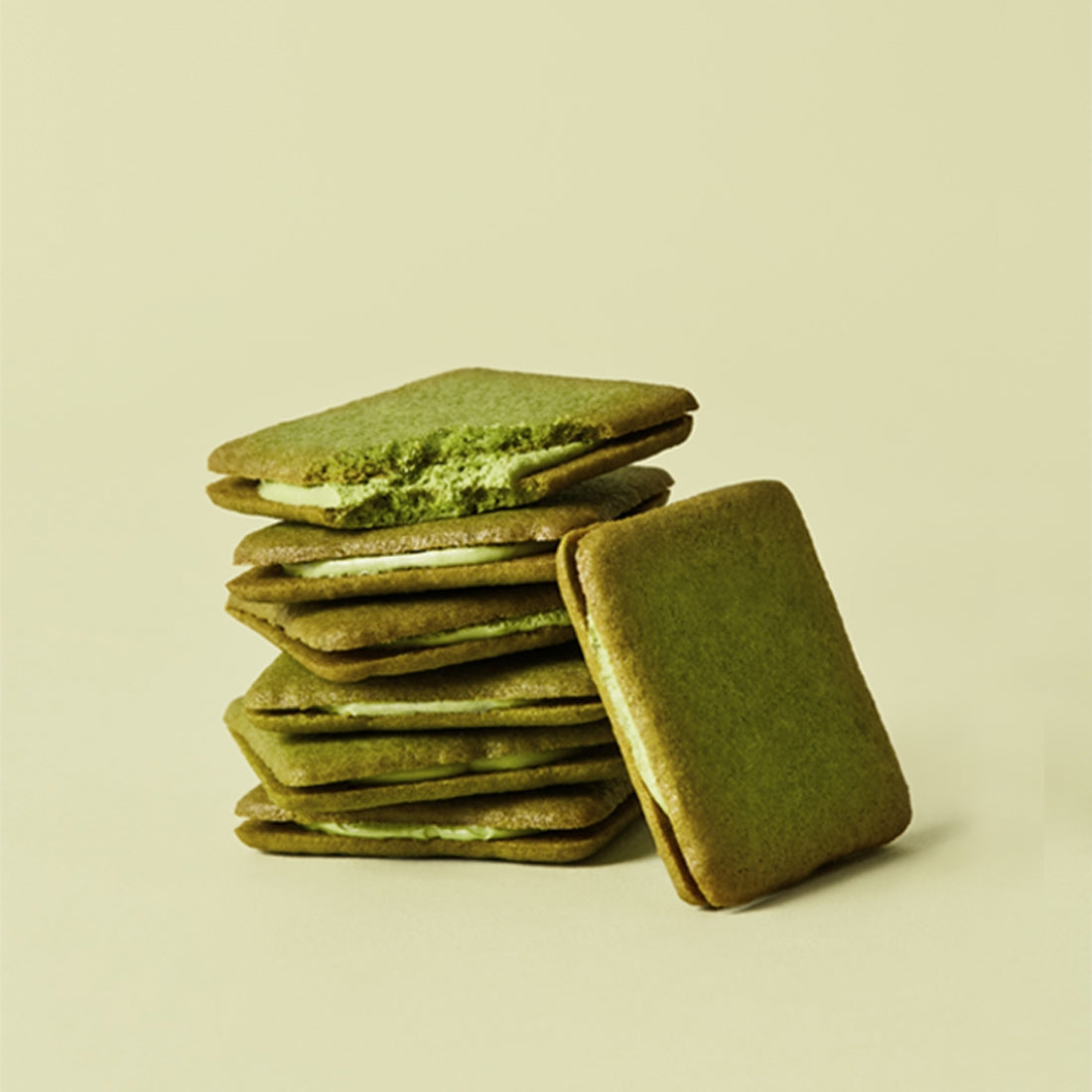 Biscuits Langues de Chat OSULLOC vert clair  sur fond vert pastel.