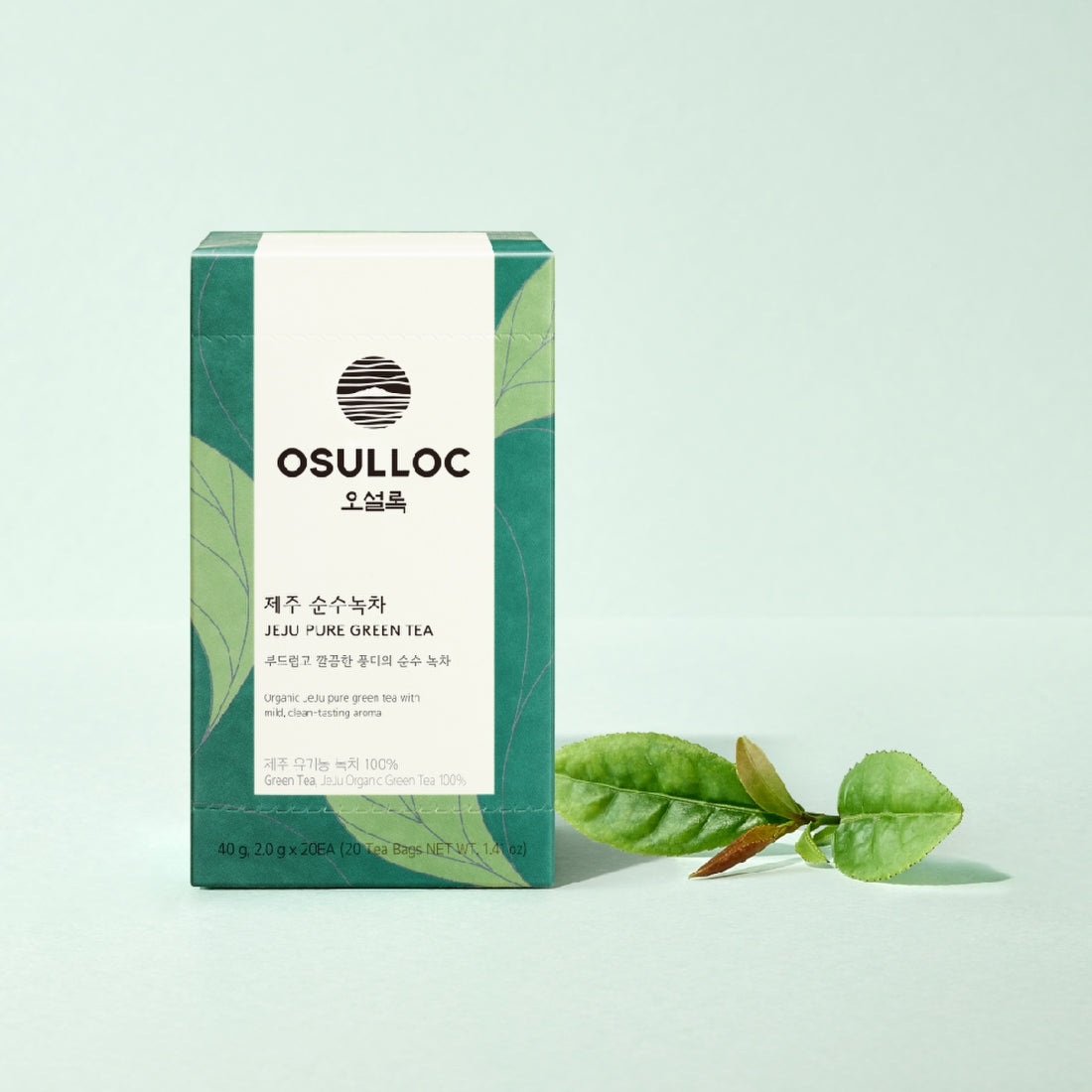 Boîte blanche et verte OSULLOC Jeju Pure Green Tea avec des feuilles de thé fraîches 
