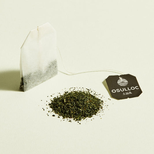 sachet de Green Tea avec des feuilles de thé fraîches 