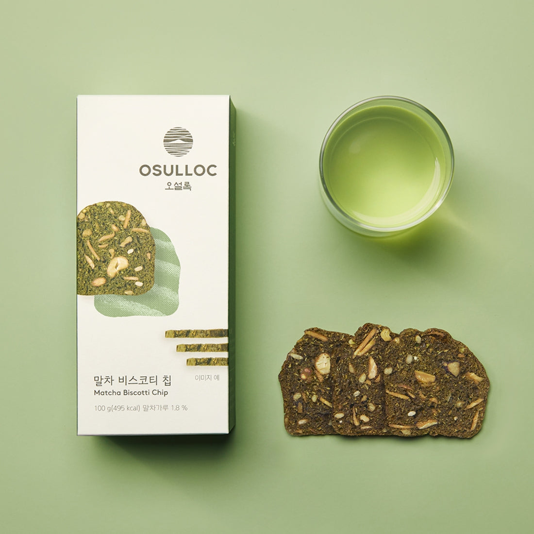Paquet de Matcha Biscotti Chips OSULLOC avec des éclats de biscuits au thé vert et un verre de matcha latte.