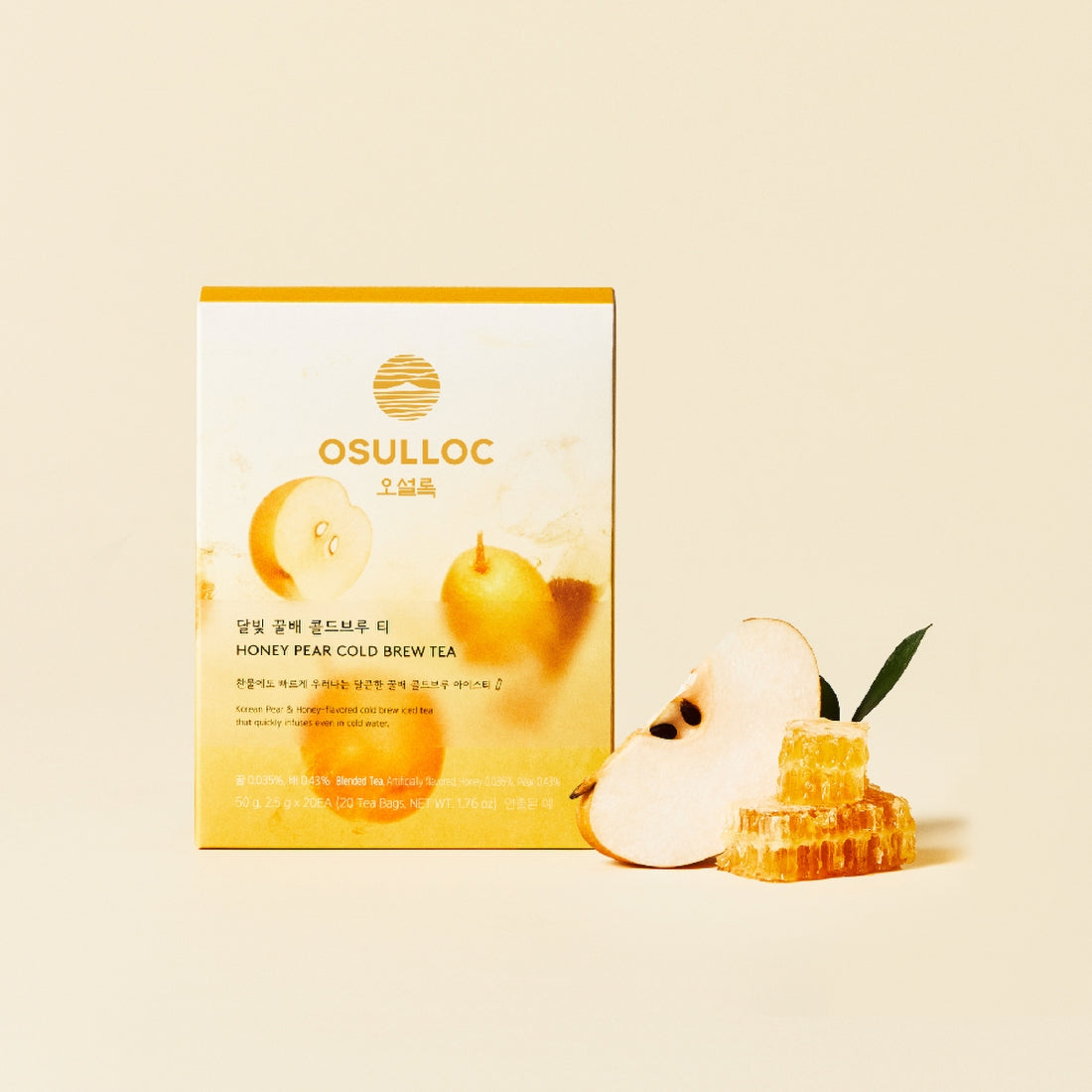 Boîte jaune OSULLOC Moonlight Honey Pear avec un verre de thé glacé, une poire coupée et du miel.