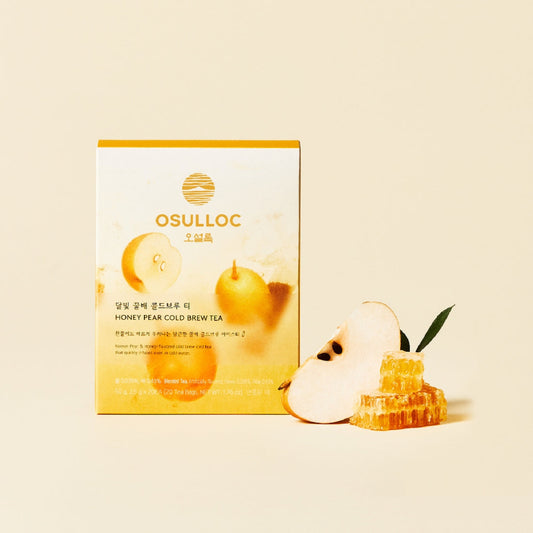 Boîte jaune OSULLOC Moonlight Honey Pear avec un verre de thé glacé, une poire coupée et du miel.