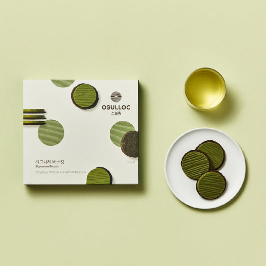 Boîte blanche OSULLOC Signature Biscuits avec des visuels de biscuits ronds vert foncé et une tasse de thé vert.