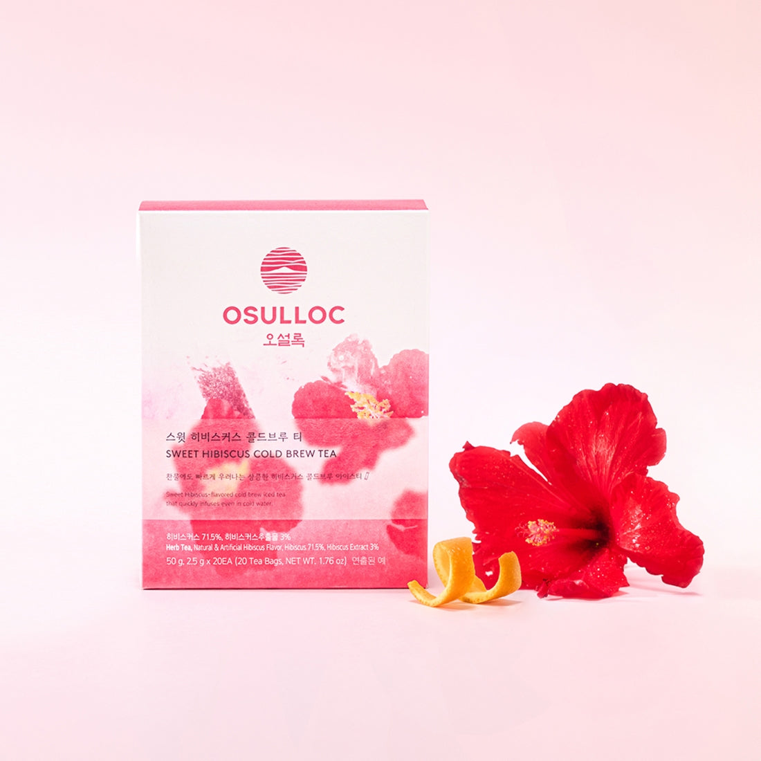 Sachet et verre d'infusion rouge glacée OSULLOC Sweet Hibiscus Cold Brew Tea Cold Brew OSULLOC avec fleurs d'hibiscus.