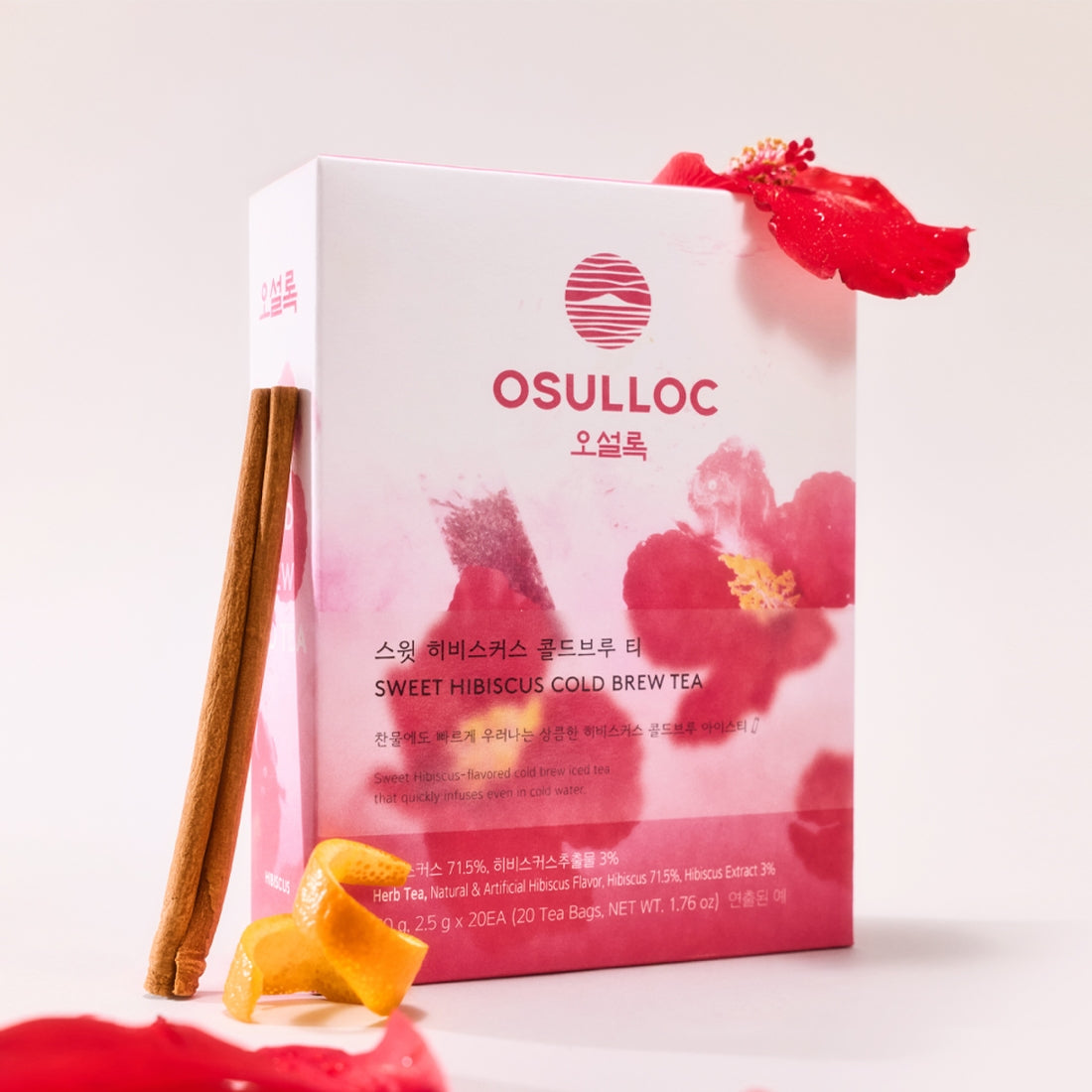 Sachet et verre d'infusion rouge glacée OSULLOC Sweet Hibiscus Cold Brew Tea Cold Brew OSULLOC avec fleurs d'hibiscus.