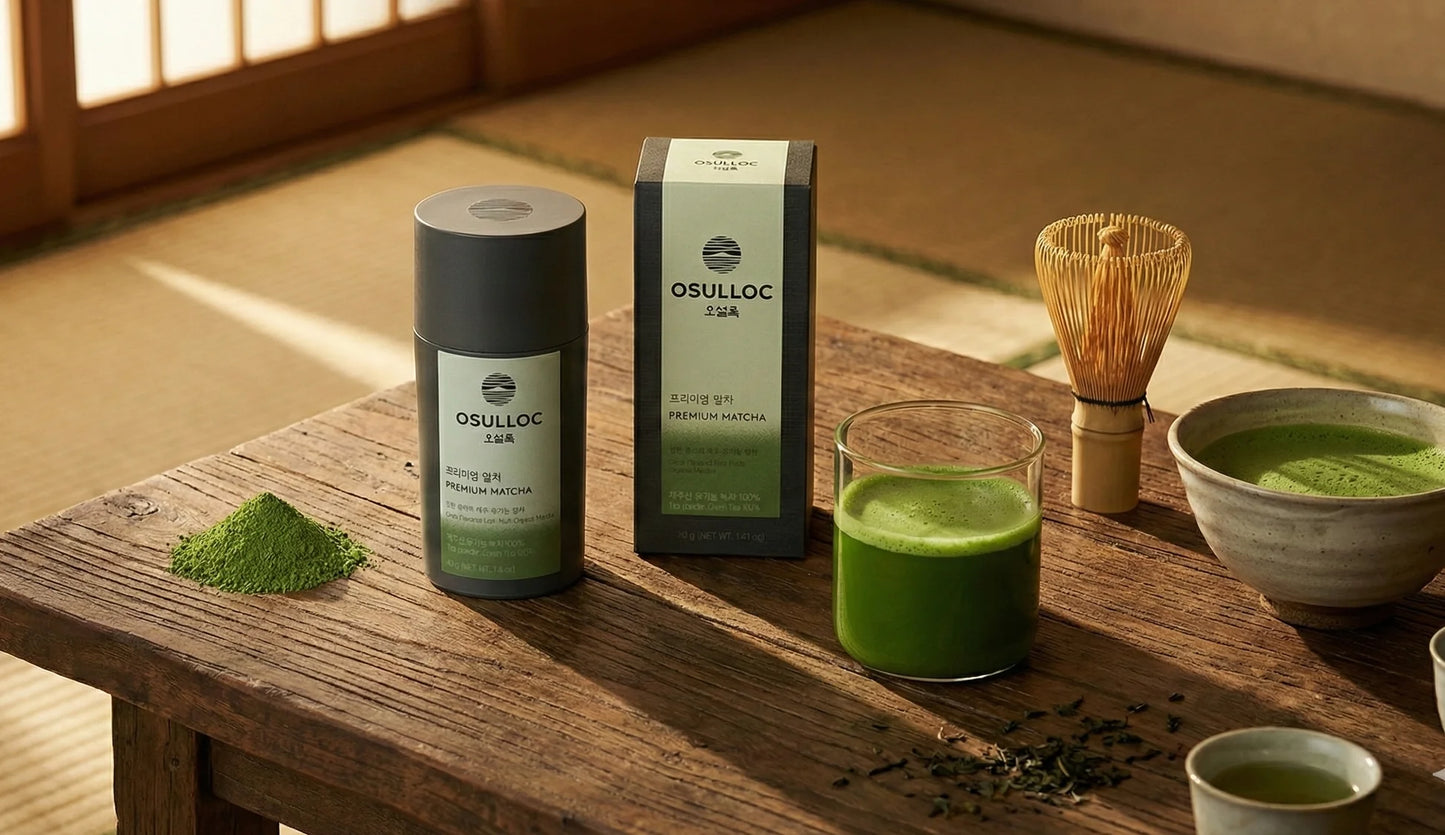 table avec tasse et fouet et boite de osulloc premium matcha
