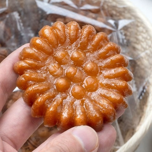 une main qui montre un Yakgwa Artisanal au Potiron et Miel