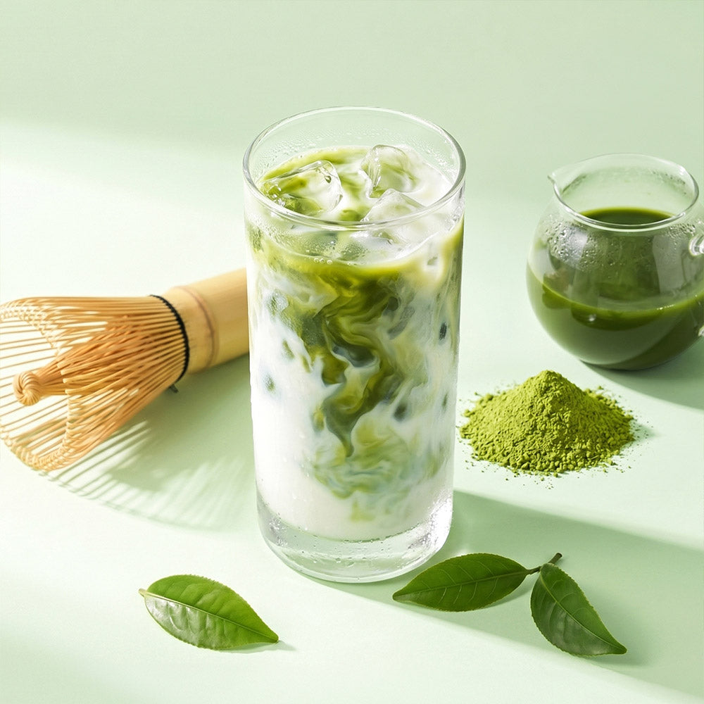 Matcha latte glacé et poudre de matcha