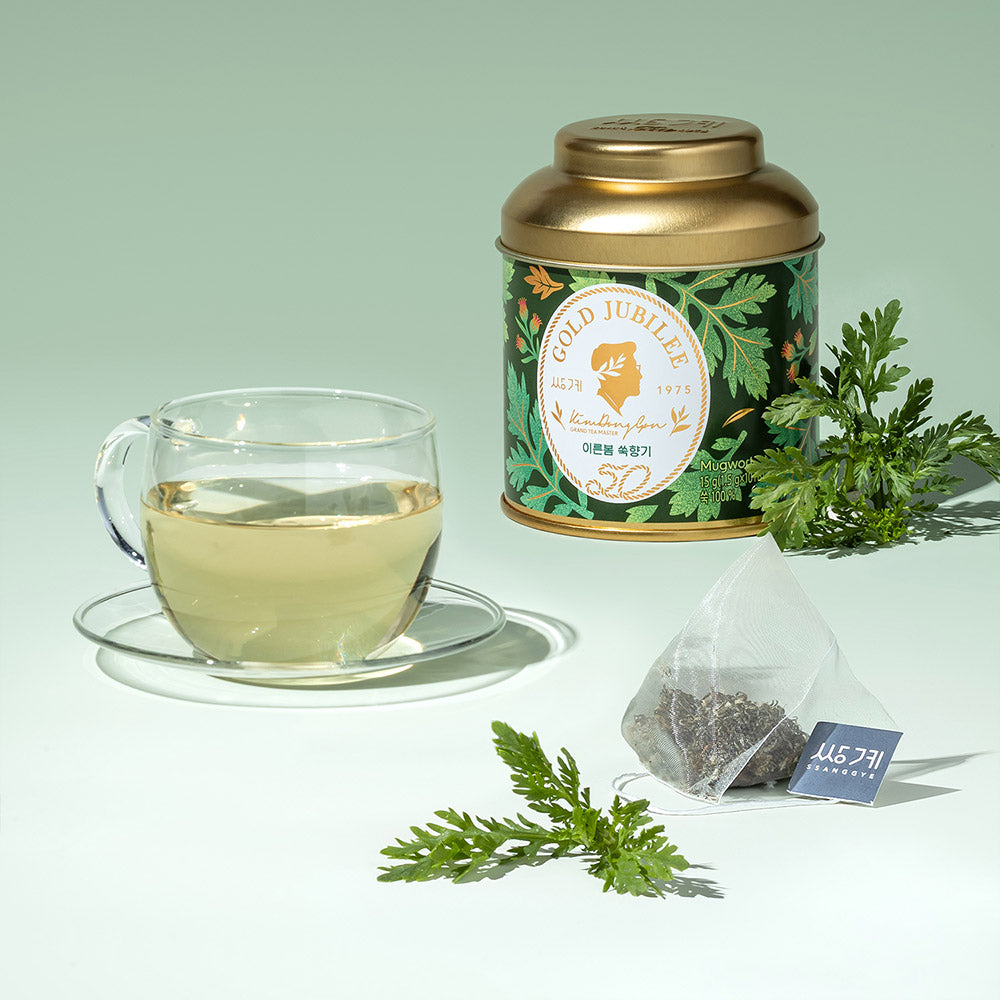 Infusion d'armoise Ssuk dans une tasse en verre