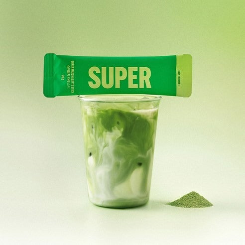 Super Matcha Latte stick sur un verre