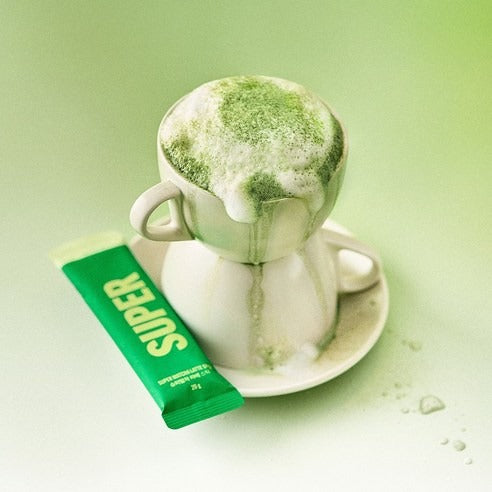 Super Matcha Latte stick avec une tasse